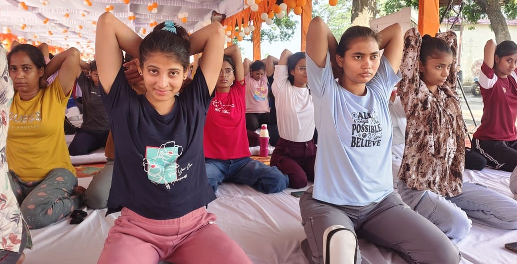 बलमिया बड़खर में योगाभ्यास कराते योग शिक्षक डा. सुभाष चंद्र गुप्ता। स्रोत : आयोजक बलमिया बड़खर में योगाभ्यास कराते योग शिक्षक डा. सुभाष चंद्र गुप्ता। स्रोत : आयोजक