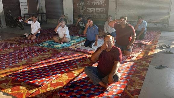 बलमिया बड़खर में योगाभ्यास कराते योग शिक्षक डा. सुभाष चंद्र गुप्ता। स्रोत : आयोजक बलमिया बड़खर में योगाभ्यास कराते योग शिक्षक डा. सुभाष चंद्र गुप्ता। स्रोत : आयोजक