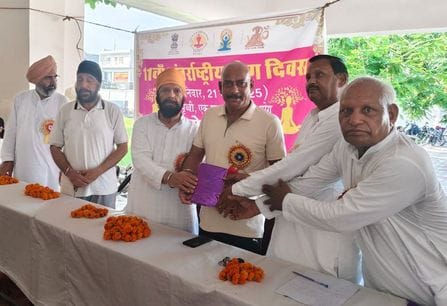 बलमिया बड़खर में योगाभ्यास कराते योग शिक्षक डा. सुभाष चंद्र गुप्ता। स्रोत : आयोजक बलमिया बड़खर में योगाभ्यास कराते योग शिक्षक डा. सुभाष चंद्र गुप्ता। स्रोत : आयोजक
