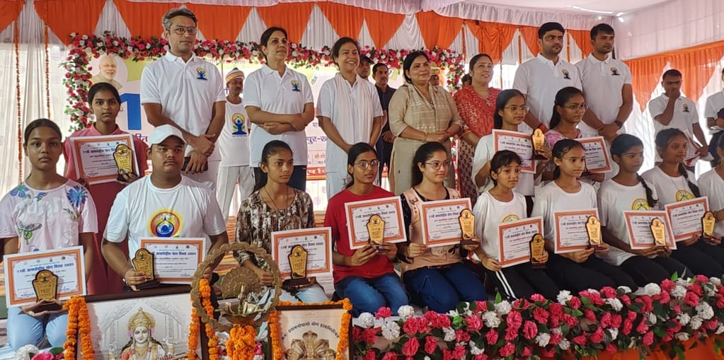 बलमिया बड़खर में योगाभ्यास कराते योग शिक्षक डा. सुभाष चंद्र गुप्ता। स्रोत : आयोजक बलमिया बड़खर में योगाभ्यास कराते योग शिक्षक डा. सुभाष चंद्र गुप्ता। स्रोत : आयोजक