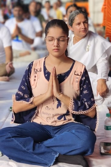 बलमिया बड़खर में योगाभ्यास कराते योग शिक्षक डा. सुभाष चंद्र गुप्ता। स्रोत : आयोजक बलमिया बड़खर में योगाभ्यास कराते योग शिक्षक डा. सुभाष चंद्र गुप्ता। स्रोत : आयोजक