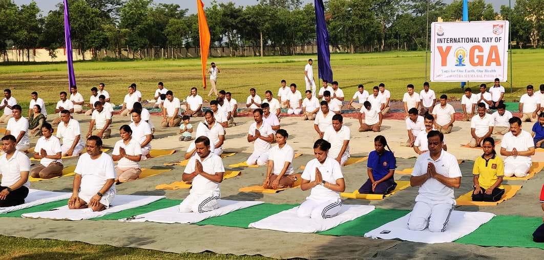 बलमिया बड़खर में योगाभ्यास कराते योग शिक्षक डा. सुभाष चंद्र गुप्ता। स्रोत : आयोजक बलमिया बड़खर में योगाभ्यास कराते योग शिक्षक डा. सुभाष चंद्र गुप्ता। स्रोत : आयोजक