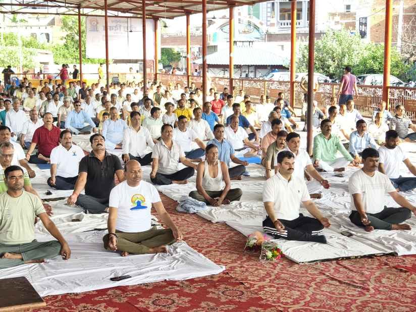 बलमिया बड़खर में योगाभ्यास कराते योग शिक्षक डा. सुभाष चंद्र गुप्ता। स्रोत : आयोजक बलमिया बड़खर में योगाभ्यास कराते योग शिक्षक डा. सुभाष चंद्र गुप्ता। स्रोत : आयोजक