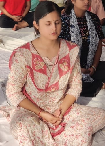 बलमिया बड़खर में योगाभ्यास कराते योग शिक्षक डा. सुभाष चंद्र गुप्ता। स्रोत : आयोजक बलमिया बड़खर में योगाभ्यास कराते योग शिक्षक डा. सुभाष चंद्र गुप्ता। स्रोत : आयोजक