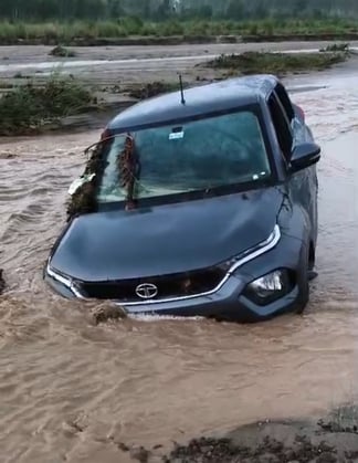बढ़ापुर क्षेत्र में पाखरो नदी का जलस्तर बढ़ने से उसमे बही गाडी। स्रोत वीडियो ग्रैब बढ़ापुर क्षेत्र में पाखरो नदी का जलस्तर बढ़ने से उसमे बही गाडी। स्रोत वीडियो ग्रैब
