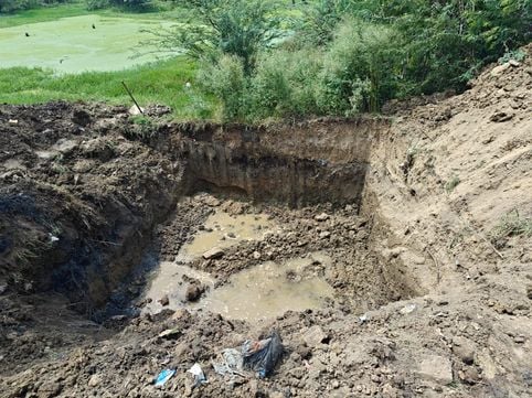 फोटो 03- सोनीपत के गांव खिजरपुर जट माजरा में दूषित पानी निकासी की व्यवस्था को लेकर तालाब के पास