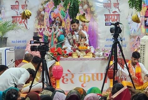 फोटो संख्या:73- कनीना में आयोजित नानी बाई का मायरो कथा में प्रवचन सुनती महिलाएं--स्रोत- आयोजक