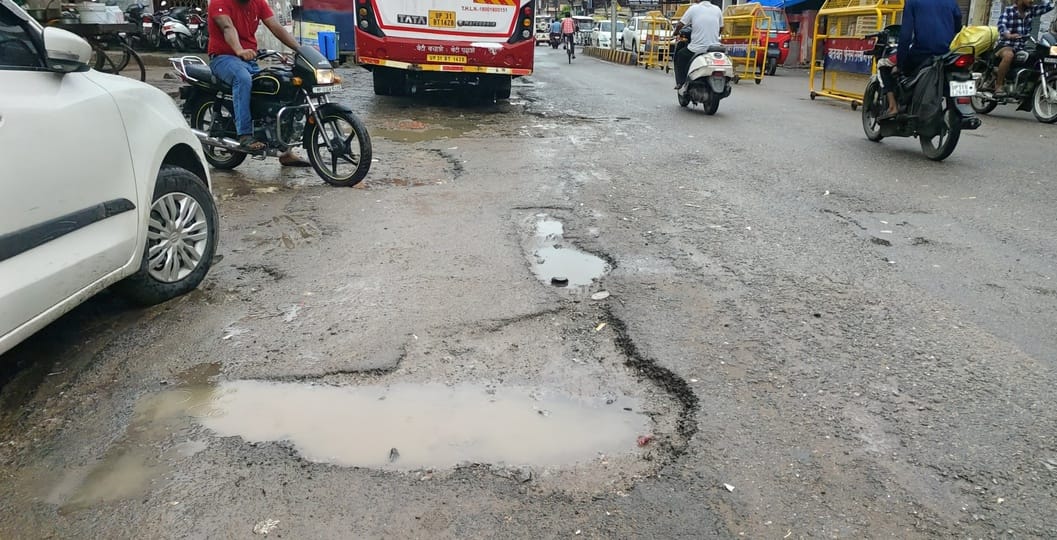 इमली चौराहे से मेला मैदान चौराहे की ओर जाने वाला जर्जर मार्ग। संवाद इमली चौराहे से मेला मैदान चौराहे की ओर जाने वाला जर्जर मार्ग। संवाद