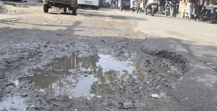 इमली चौराहे से मेला मैदान चौराहे की ओर जाने वाला जर्जर मार्ग। संवाद इमली चौराहे से मेला मैदान चौराहे की ओर जाने वाला जर्जर मार्ग। संवाद