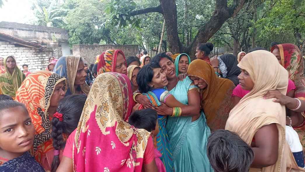 महिला की हत्या का बाद रोते-बिलखते परिजन। फोटो - अमर उजाला डिजिटल