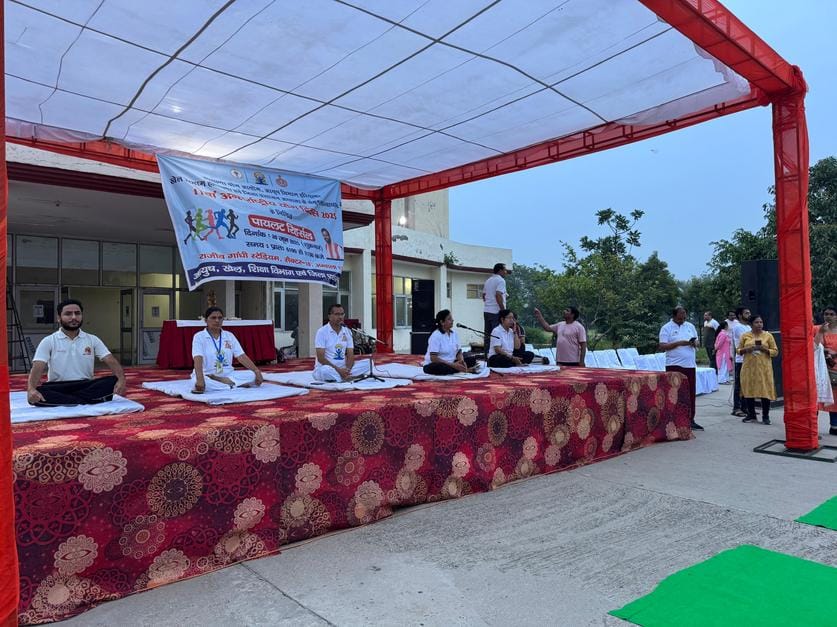 सेक्टर 10 के राजीव गांधी खेल स्टेडियम में योग अभ्यास करते हुए अधिकारी। संवाद
