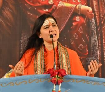 शहर के रामबाग ग्राउंड में आयोजित कथा में भजन पर झूमते हुए श्रद्धालु। संस्थान