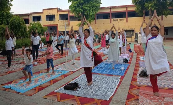योग प्रशिक्षक रमेश त्रिवेदी को सम्मानित करते क्लब के सदस्य। स्रोत स्वंय