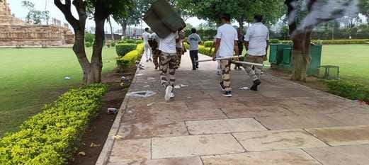 यूनेस्को की साईट खजुराहों में योग दिवस पर गंदगी।