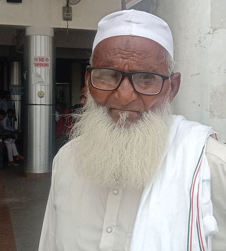21जेएनडी04-बस स्टैंड परिसर में बूथ पर बस के इंतजार में खड़े यात्री। संवाद
