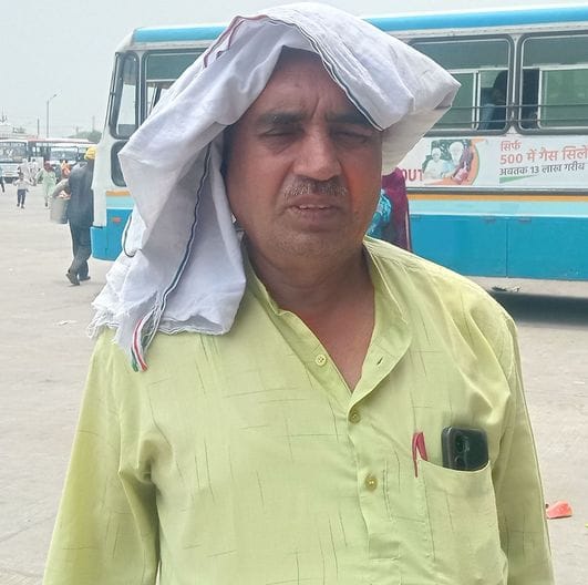 21जेएनडी04-बस स्टैंड परिसर में बूथ पर बस के इंतजार में खड़े यात्री। संवाद