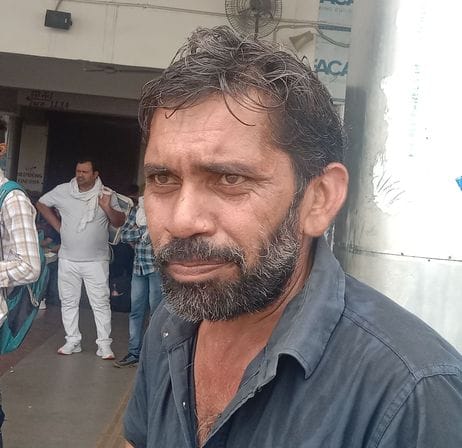 21जेएनडी04-बस स्टैंड परिसर में बूथ पर बस के इंतजार में खड़े यात्री। संवाद