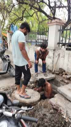 22सीटीके01: नीली कोठी के नजदीक नाले के अंदर से गुजारी गई सीवर की लाइन। स्रोत : पाठक 22सीटीके01: नीली कोठी के नजदीक नाले के अंदर से गुजारी गई सीवर की लाइन। स्रोत : पाठक