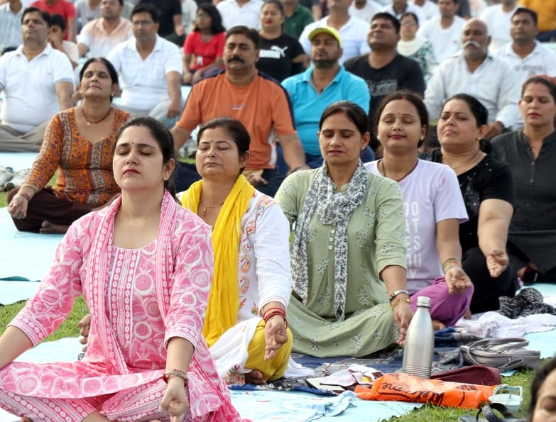 बिजनौर के नेहरू स्टेडियम में अंतरराष्ट्रीय योग दिवस पर योग करती महिलाएं। संवाद बिजनौर के नेहरू स्टेडियम में अंतरराष्ट्रीय योग दिवस पर योग करती महिलाएं। संवाद