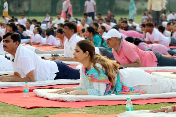 बिजनौर के नेहरू स्टेडियम में अंतरराष्ट्रीय योग दिवस पर योग करती महिलाएं। संवाद बिजनौर के नेहरू स्टेडियम में अंतरराष्ट्रीय योग दिवस पर योग करती महिलाएं। संवाद