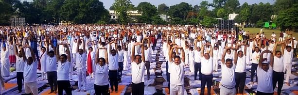 जीएफ कॉलेज खेल मैदान में अंतरराष्ट्रीय योग दिवस के उपलक्ष्य पर योग करते केंद्रीय राज्य मंत्री ज