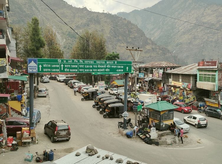 ज्यूरी बाजार में खरीदारी करते लोग। संवाद ज्यूरी बाजार में खरीदारी करते लोग। संवाद