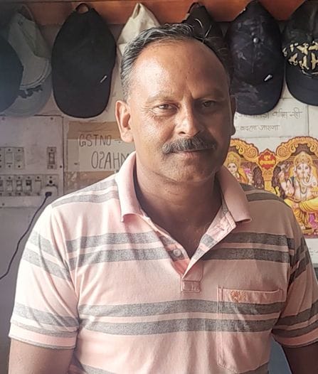 ज्यूरी बाजार में खरीदारी करते लोग। संवाद ज्यूरी बाजार में खरीदारी करते लोग। संवाद