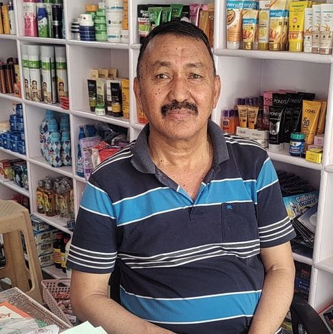 ज्यूरी बाजार में खरीदारी करते लोग। संवाद ज्यूरी बाजार में खरीदारी करते लोग। संवाद