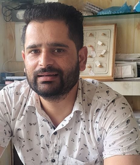 ज्यूरी बाजार में खरीदारी करते लोग। संवाद ज्यूरी बाजार में खरीदारी करते लोग। संवाद