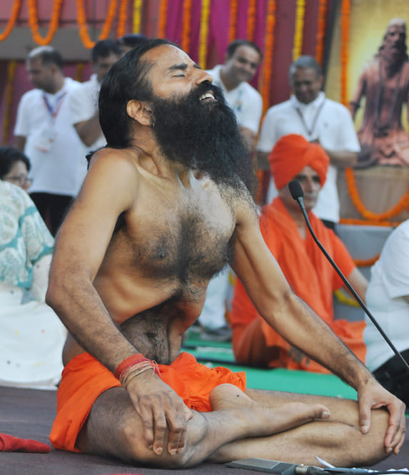 कुरुक्षेत्र। ब्रह्मसरोवर पर आयोजित राज्यस्तरीय योग दिवस समारोह में योग करवाते योग गुरु स्वामी