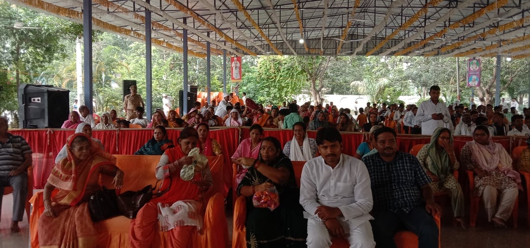 क्षमादेव और गुरमन देव मंदिर में मूर्तियों पर माल्यार्पण करते संत असंगदेव और प्रमुख सचिव। आश्रम क्षमादेव और गुरमन देव मंदिर में मूर्तियों पर माल्यार्पण करते संत असंगदेव और प्रमुख सचिव। आश्रम