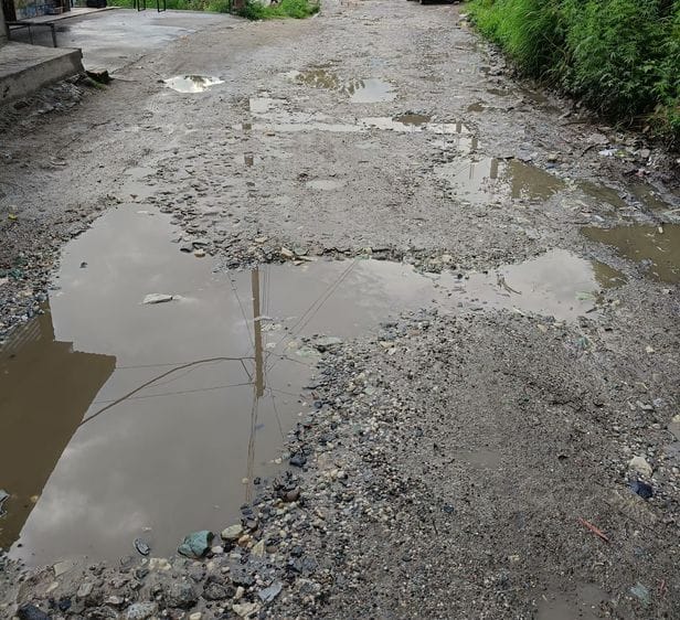 खस्ताहाल निरमंड बागीपुल सडक़ पर रोजाना हजारों लोग झेल रहे परेशानियां। संवाद खस्ताहाल निरमंड बागीपुल सडक़ पर रोजाना हजारों लोग झेल रहे परेशानियां। संवाद