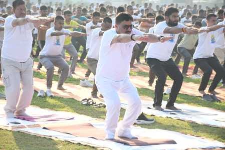 पुलिस लाइन में योग करतीं प्रभारी, सदर विधायक व अन्य। स्रोत पुलिस पुलिस लाइन में योग करतीं प्रभारी, सदर विधायक व अन्य। स्रोत पुलिस