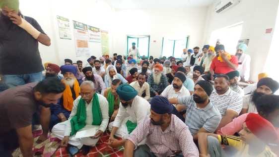 पूरनपुर में एसडीएम को ज्ञापन देते भाकियू चढूनी कार्यकर्ता। संवाद