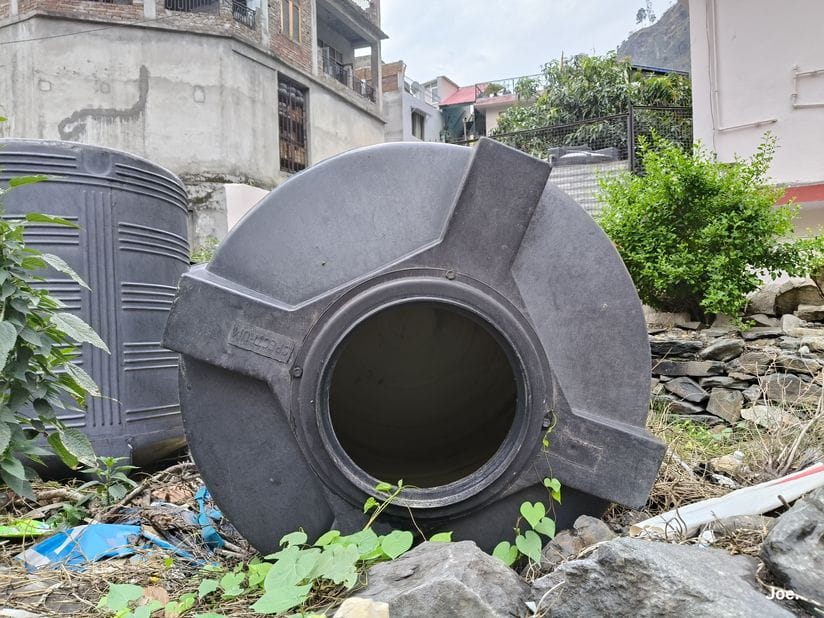 रामपुर मुख्य बाजार में डेंगू को निमंत्रण दे रही खुले में रखी टंकियां। संवाद रामपुर मुख्य बाजार में डेंगू को निमंत्रण दे रही खुले में रखी टंकियां। संवाद