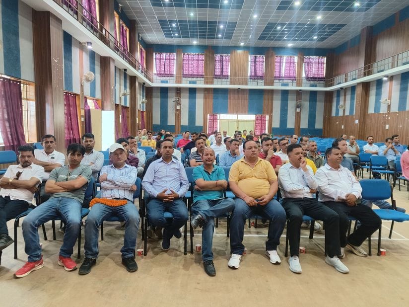 शिमला जिला प्रवक्ता संघ की नई कार्यकारिणी के पदाधिकारी और सदस्य। संवाद