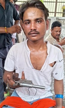 उझानी में आरोपी युवक के बारे में जानकारी देते किन्नर। संवाद
