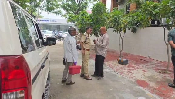 बुजुर्ग दंपत्ति को बंधक बनाकर लाखों की लूट