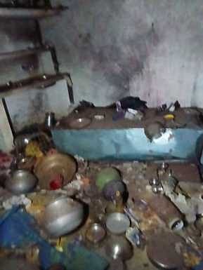 ब्लास्ट के बाद बिखरा घर का सामान (फ़ोटो:अमर उजाला)