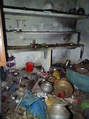 ब्लास्ट के बाद बिखरा घर का सामान (फ़ोटो:अमर उजाला)