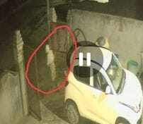 चोरी के बाद अलमारी का बिखरा सामान दिखाते गृह स्वामी। संवाद