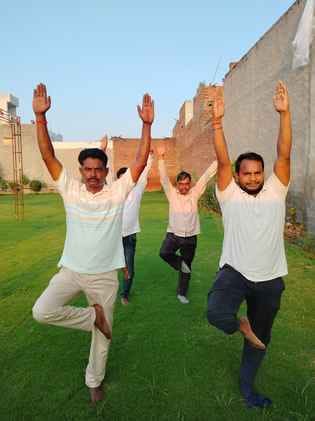 हरदुआगंज में जलती हुई कार। अग्निशमन की टीम आग बुझाते हुए। हरदुआगंज में जलती हुई कार। अग्निशमन की टीम आग बुझाते हुए।