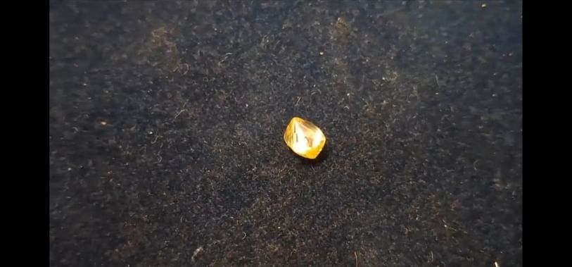 चमकी महिला की क़िस्मत 2.69 कैरेट का हीरा मिला।