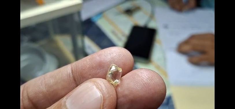 चमकी महिला की क़िस्मत 2.69 कैरेट का हीरा मिला।