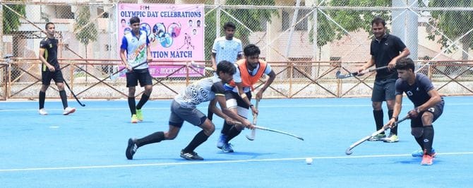 24जेएनडी11-नवदीप स्टेडियम में विजेता टीम को सम्मानित करते हुए मुख्यातिथि। स्रोत कोच