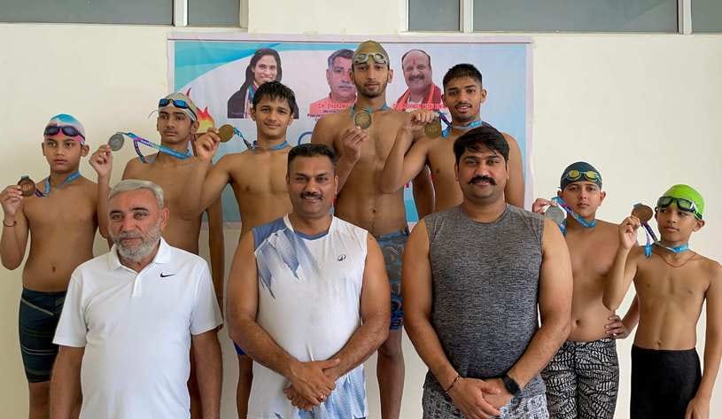 -फोटो 54 : अंतरराष्ट्रीय ओलंपिक दिवस पर मोटिवेशनल प्रतियोगिता में भाग लेते तैराक। स्रोत एकेडमी -फोटो 54 : अंतरराष्ट्रीय ओलंपिक दिवस पर मोटिवेशनल प्रतियोगिता में भाग लेते तैराक। स्रोत एकेडमी