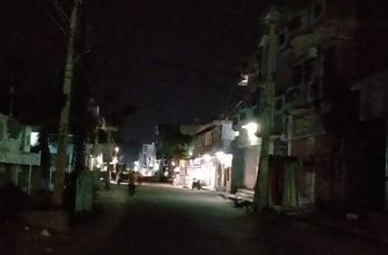फोटो संख्या:-60 मसानी चौक से परशुराम चौक तक  सोमवार रात 8.53 बजे छाया अंधेरा--संवाद