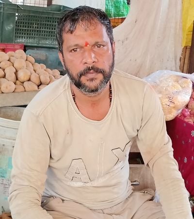 फोटो संख्या:-68 महेंद्रगढ़ सब्जी में प्याज बेचते हुए दुकानदार--संवाद फोटो संख्या:-68 महेंद्रगढ़ सब्जी में प्याज बेचते हुए दुकानदार--संवाद