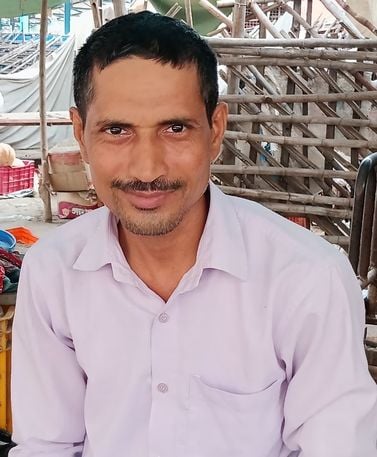 फोटो संख्या:-68 महेंद्रगढ़ सब्जी में प्याज बेचते हुए दुकानदार--संवाद फोटो संख्या:-68 महेंद्रगढ़ सब्जी में प्याज बेचते हुए दुकानदार--संवाद