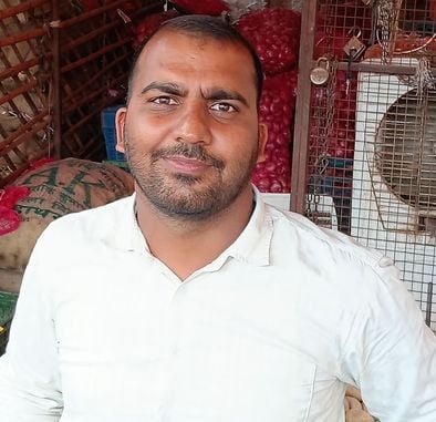 फोटो संख्या:-68 महेंद्रगढ़ सब्जी में प्याज बेचते हुए दुकानदार--संवाद फोटो संख्या:-68 महेंद्रगढ़ सब्जी में प्याज बेचते हुए दुकानदार--संवाद